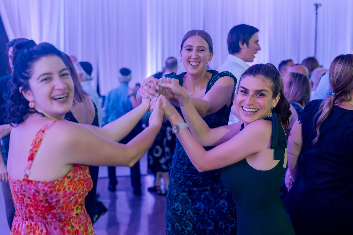 Eliana-Melmed-Photography-Chicago-LosAngeles-Jewish-WeddingPhotography-ElianaSklar-DanceFloor-00099