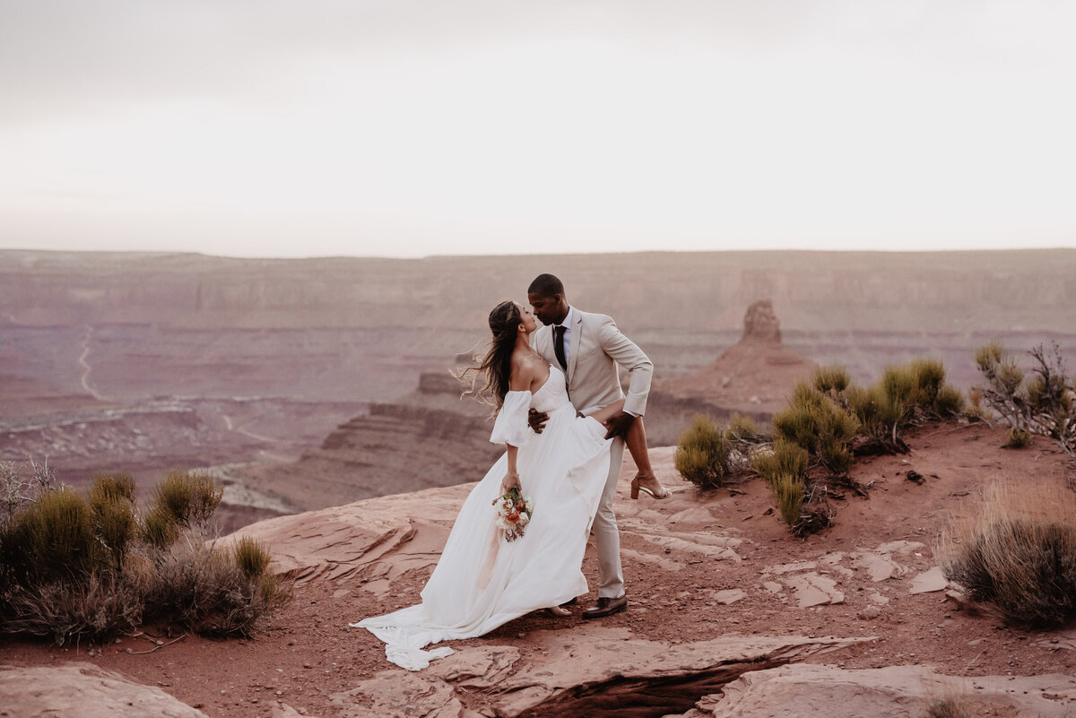 Utah Elopement Photographer captures groom lifting bride's leg