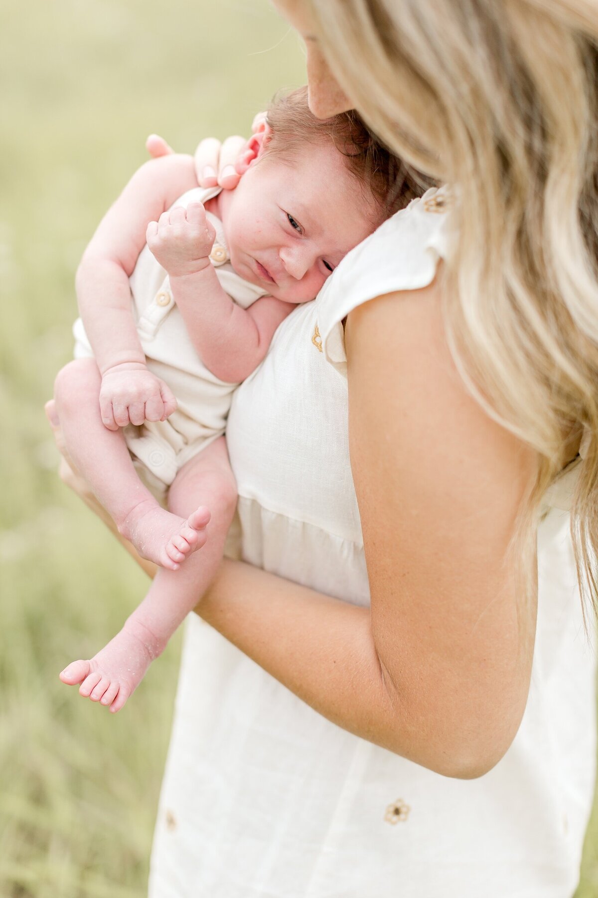 alexandra-robyn-baby-photos-one-week-boy-field-family_0015
