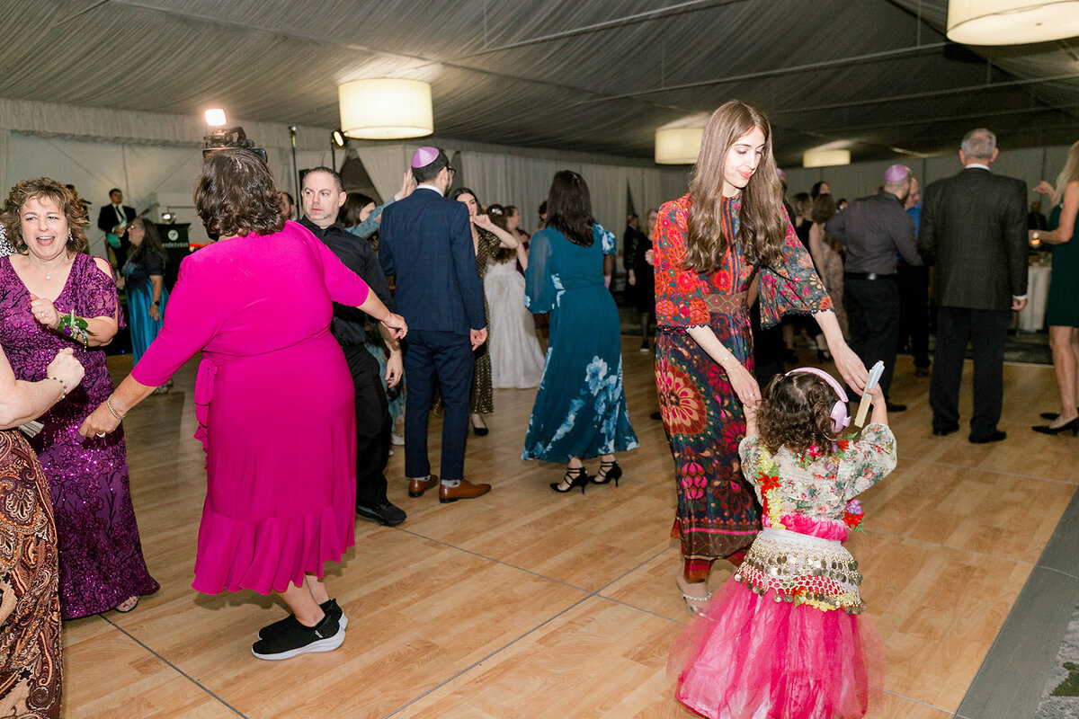 Eliana-Melmed-Photography-Chicago-LosAngeles-Jewish-WeddingPhotography-Dancefloor-00046