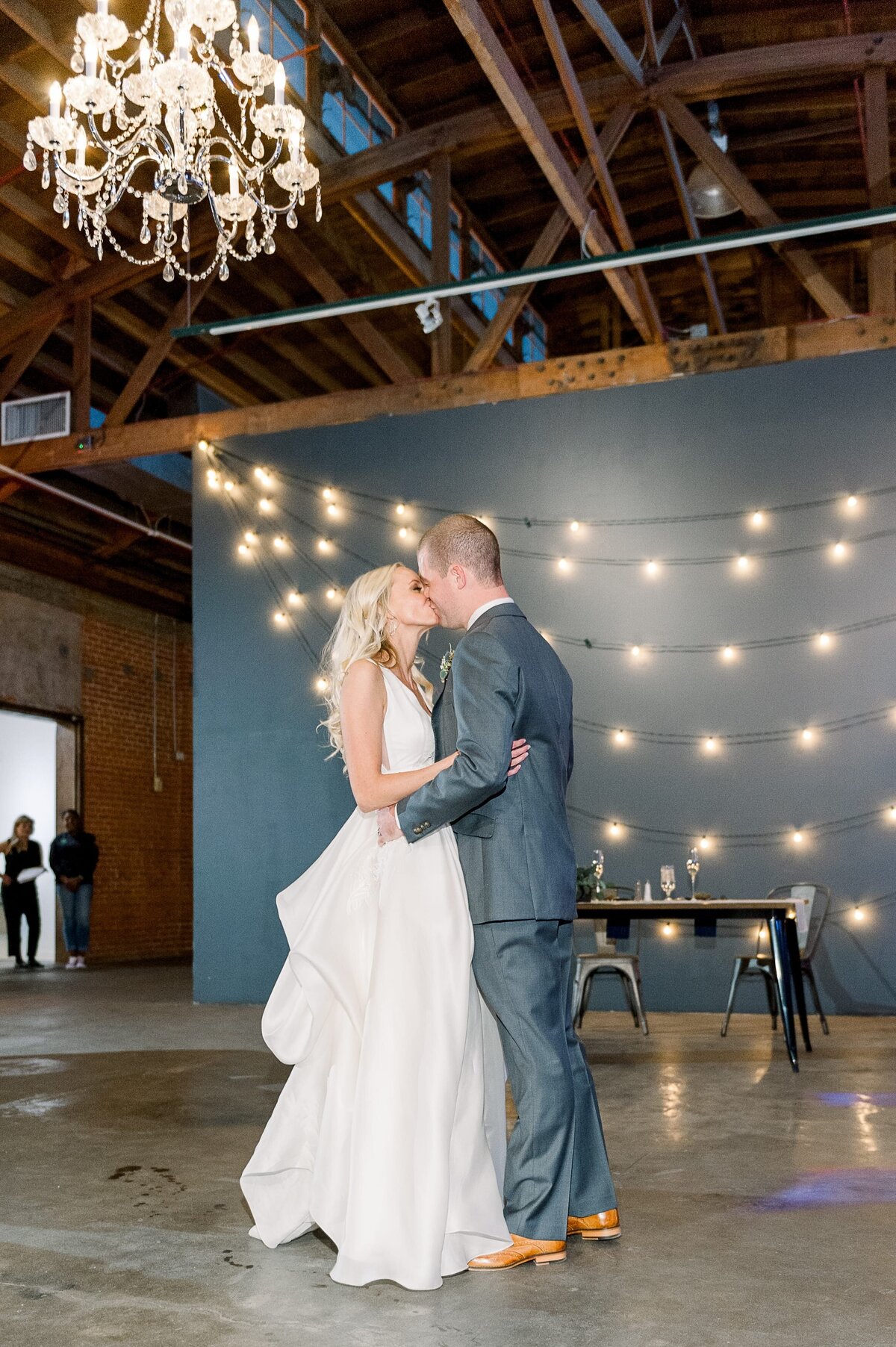Warehouse-215-wedding-by-Leslie-Ann-Photography-00086