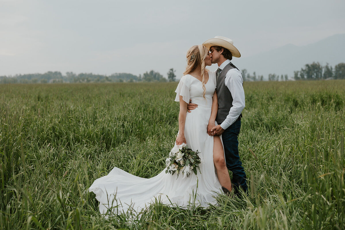 presley-gray-photo-elegant-montana-wedding-4815