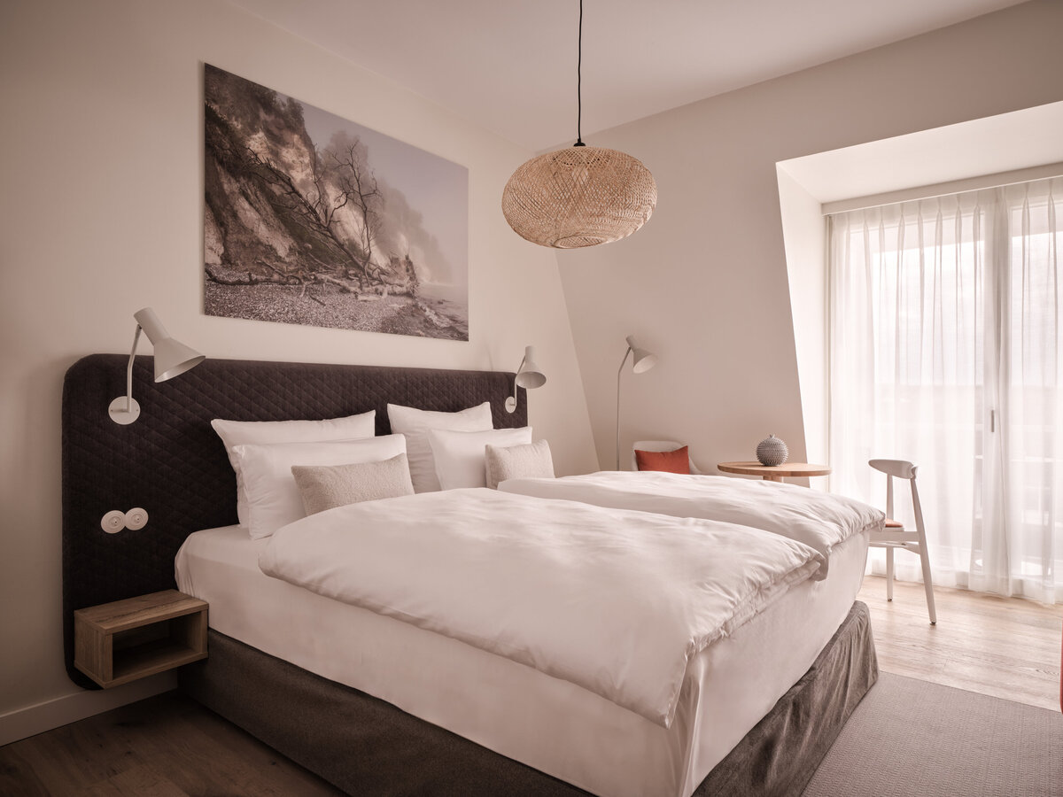 Lichtdurchflutetes Apartment mit großen Doppelbett.