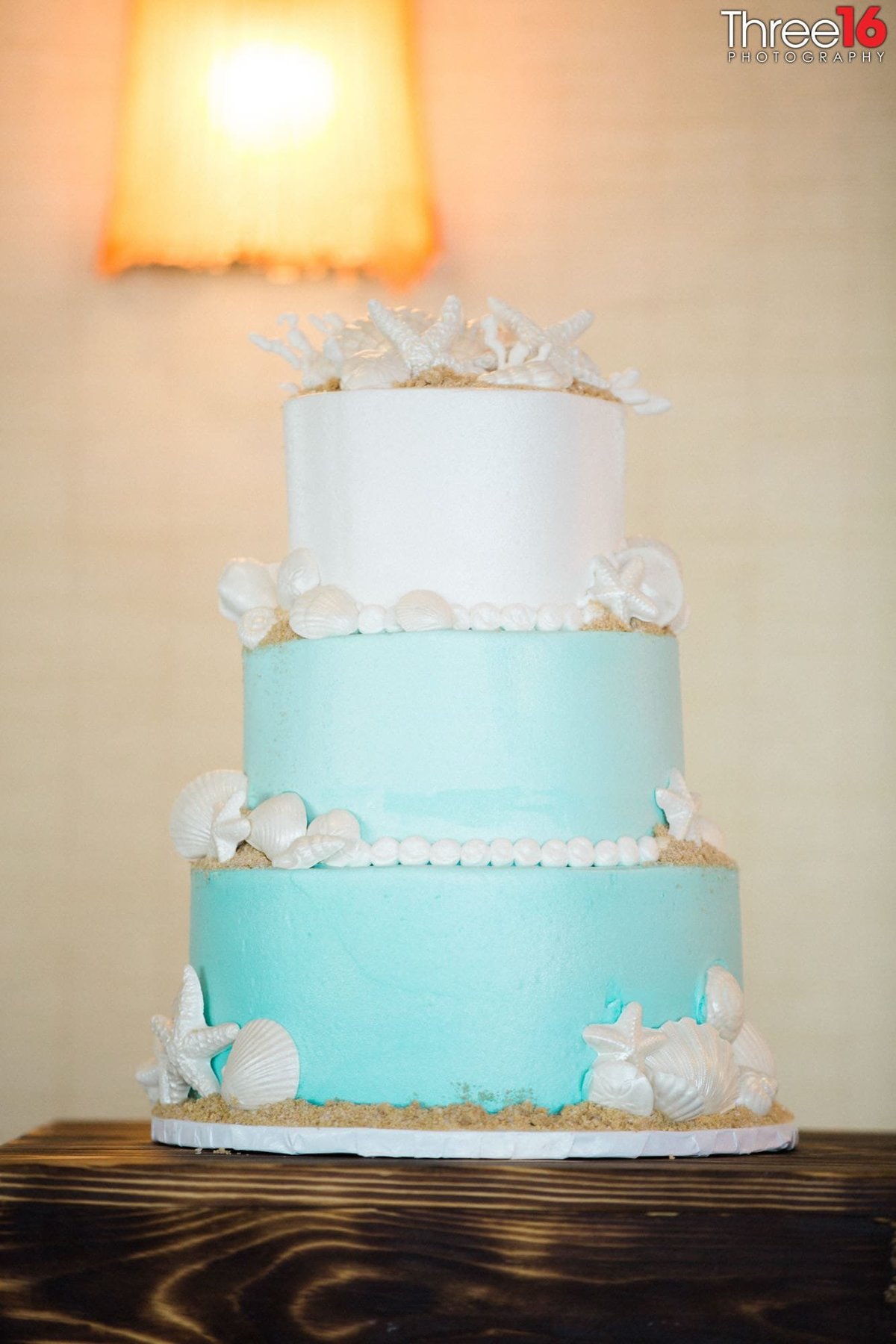 Lovely 3-tiered wedding cake