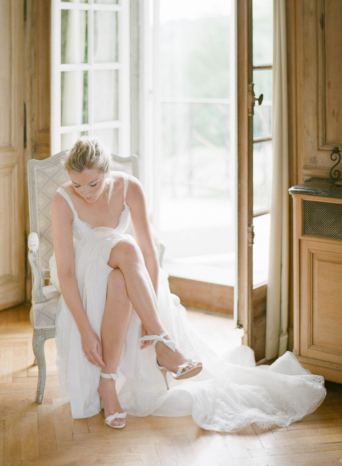 5-Alexandra-Vonk-photography-Chateau-de-la-hulpe-wedding-shoes