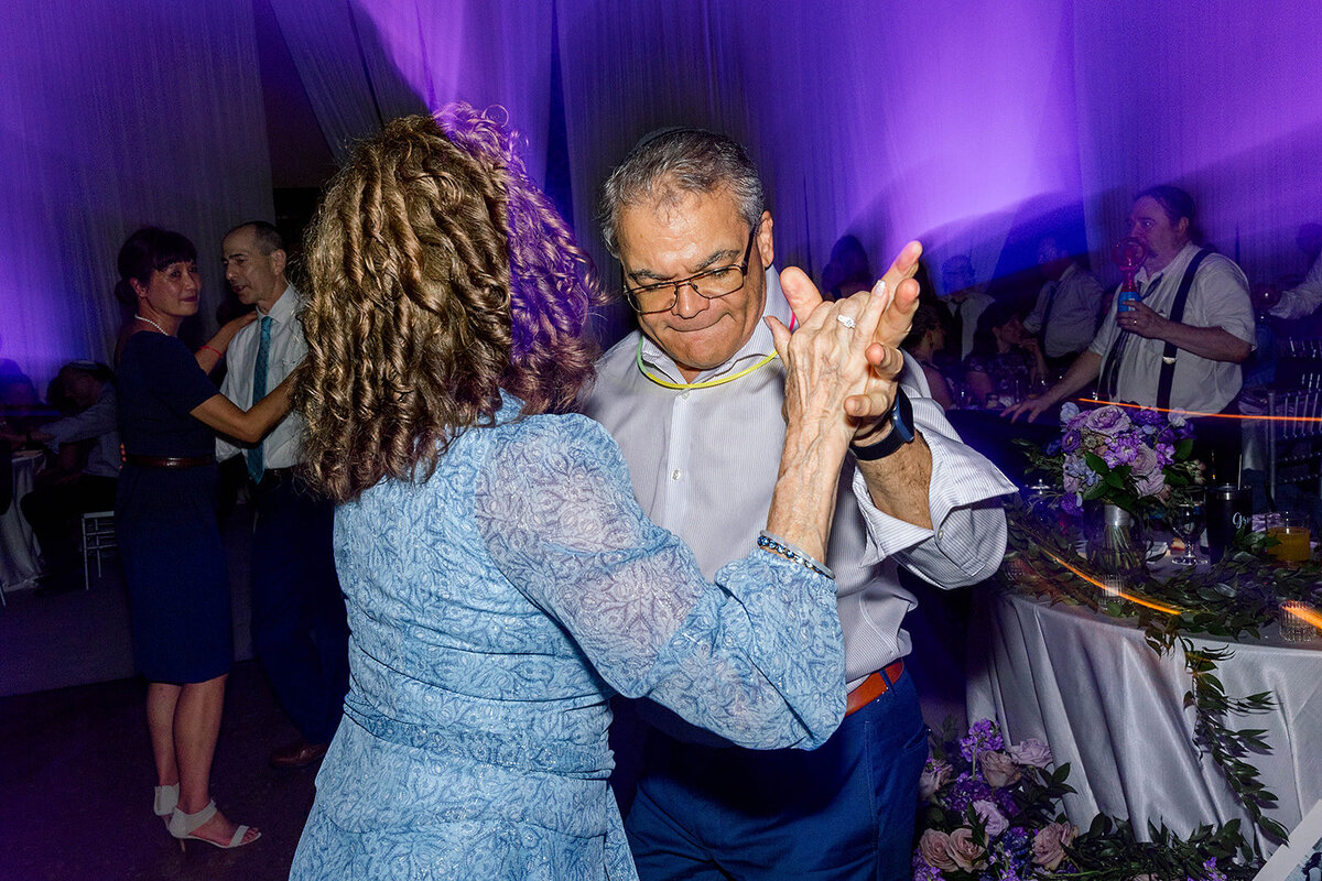 Eliana-Melmed-Photography-Chicago-LosAngeles-Jewish-WeddingPhotography-ElianaSklar-DanceFloor-00389