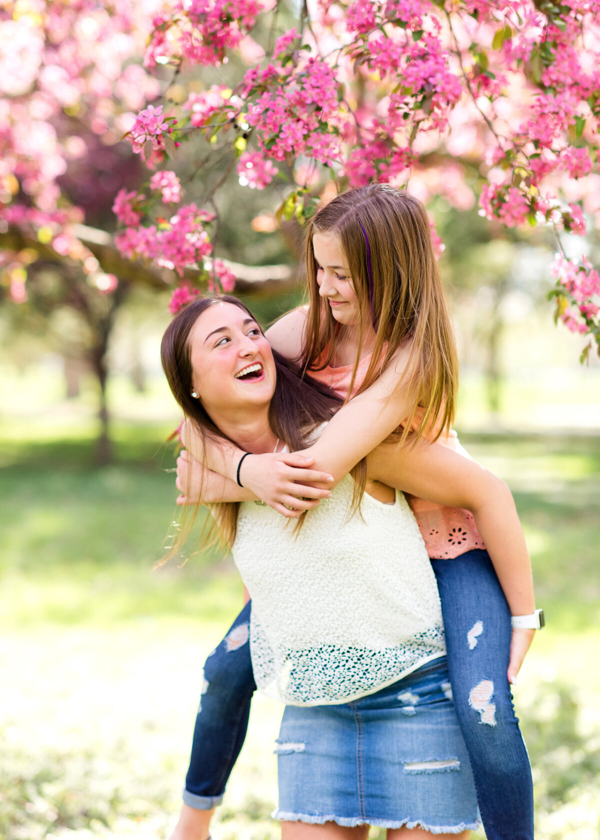 Des-Moines-Iowa-Family-Photographer-Theresa-Schumacher-Photography-Spring-Sisters-Laughing