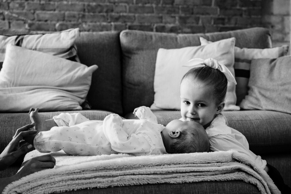 little girl and her baby sister at home with amanda forman photography