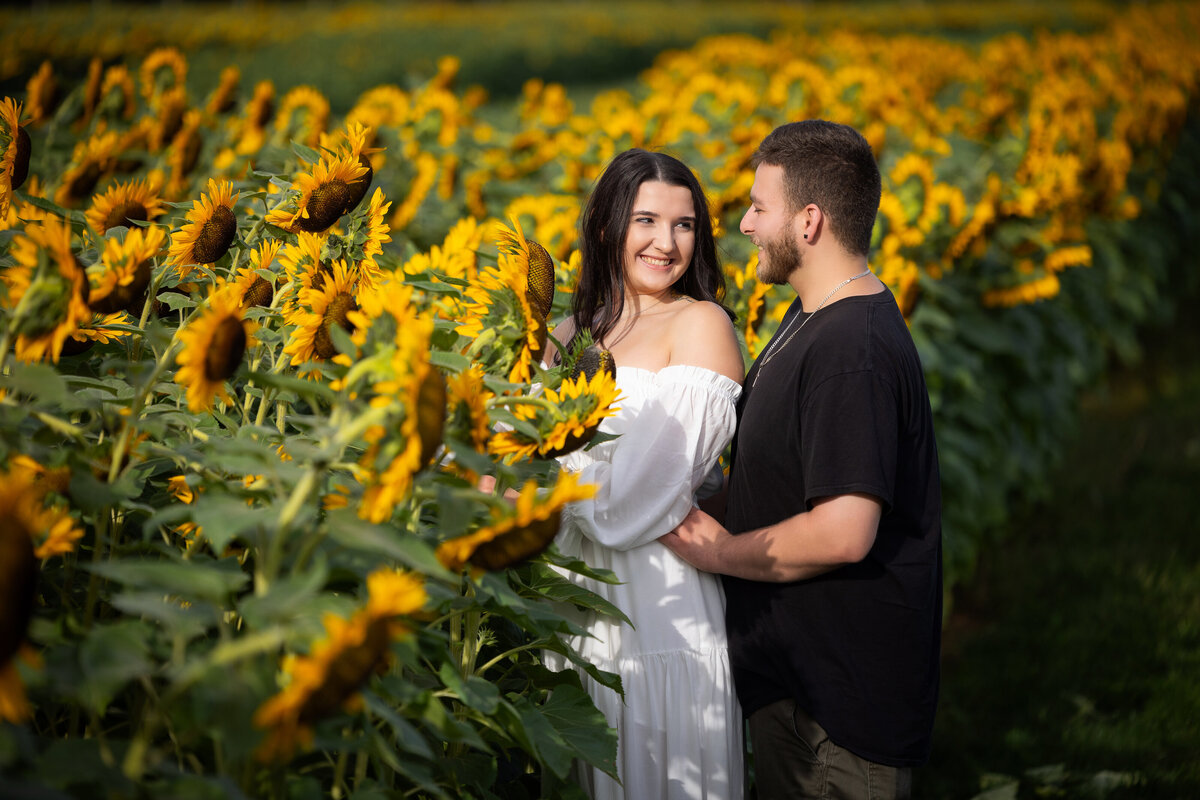 engagement-photo-sunflower-field-holland-ridge-farms