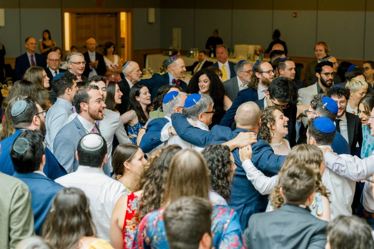 Eliana-Melmed-Photography-Chicago-LosAngeles-Jewish-WeddingPhotography-ShulaNoah-Simcha-Dancing-00126