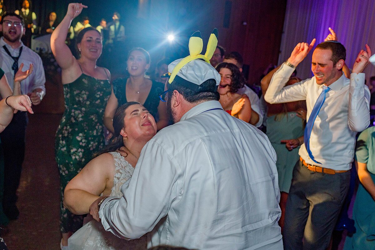 Eliana-Melmed-Photography-Chicago-LosAngeles-Jewish-WeddingPhotography-ElianaSklar-DanceFloor-00021
