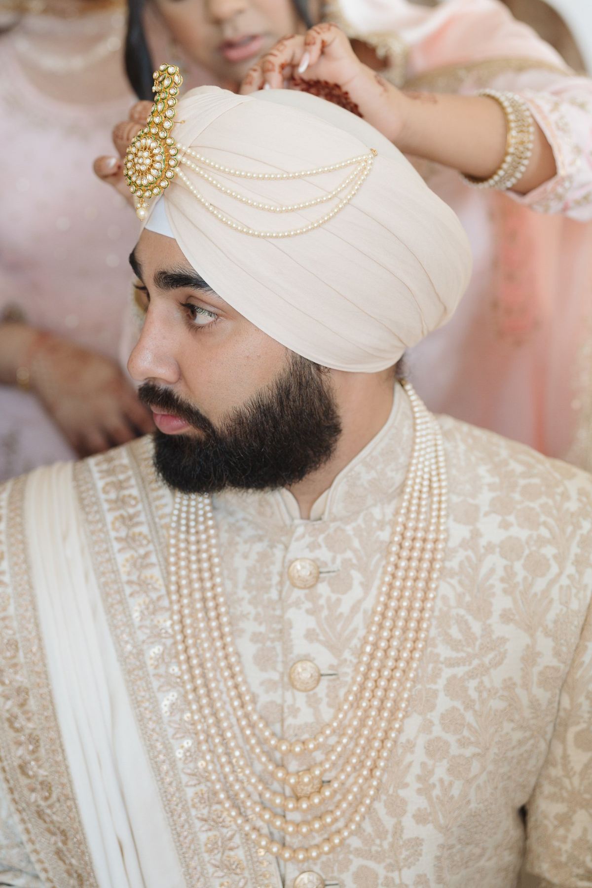 sikh-wedding-outdoor-groom-ivory-sherwani-turban-kalgi-kalangi