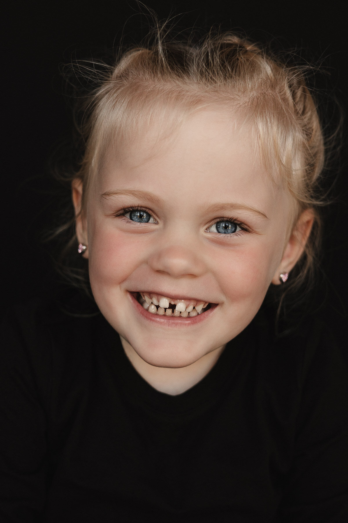 portretfoto kind zwarte achtergrond