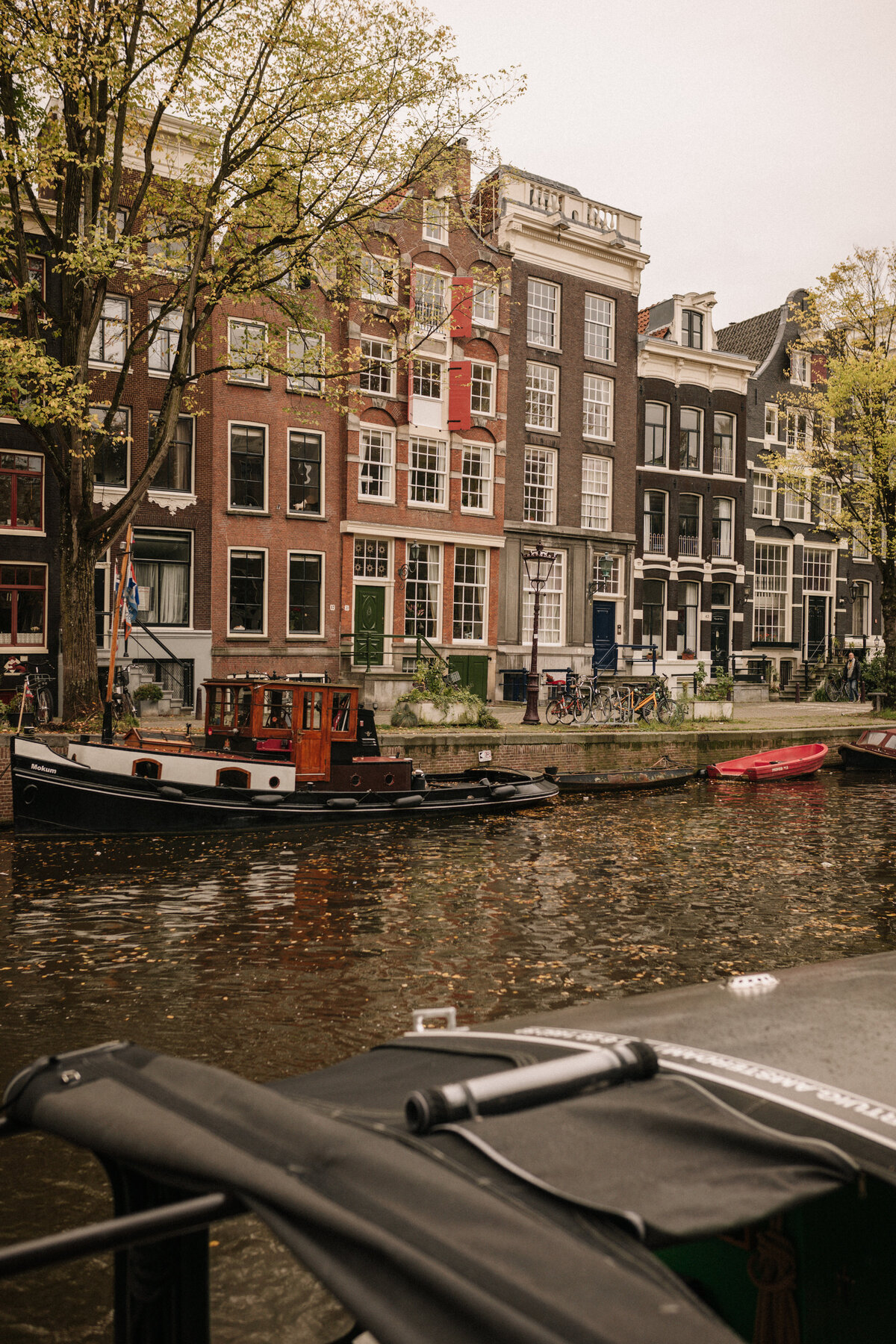 Kanal in Amsterdam mit Booten