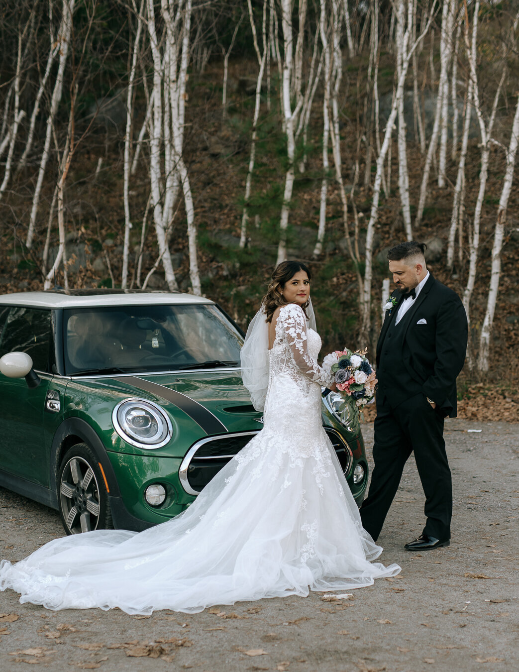 bride-groom-car-wedding-photo