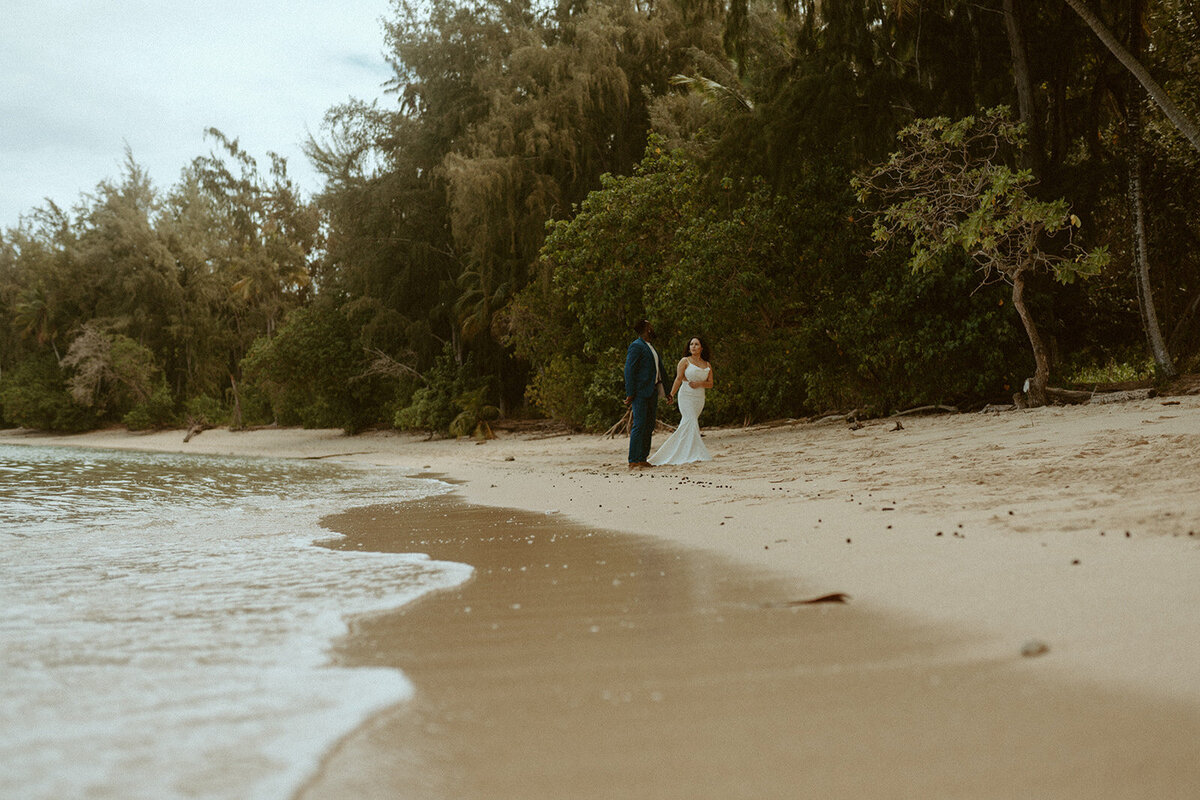 22hawaii elopement photography emilee setting photo oahu elopement packages