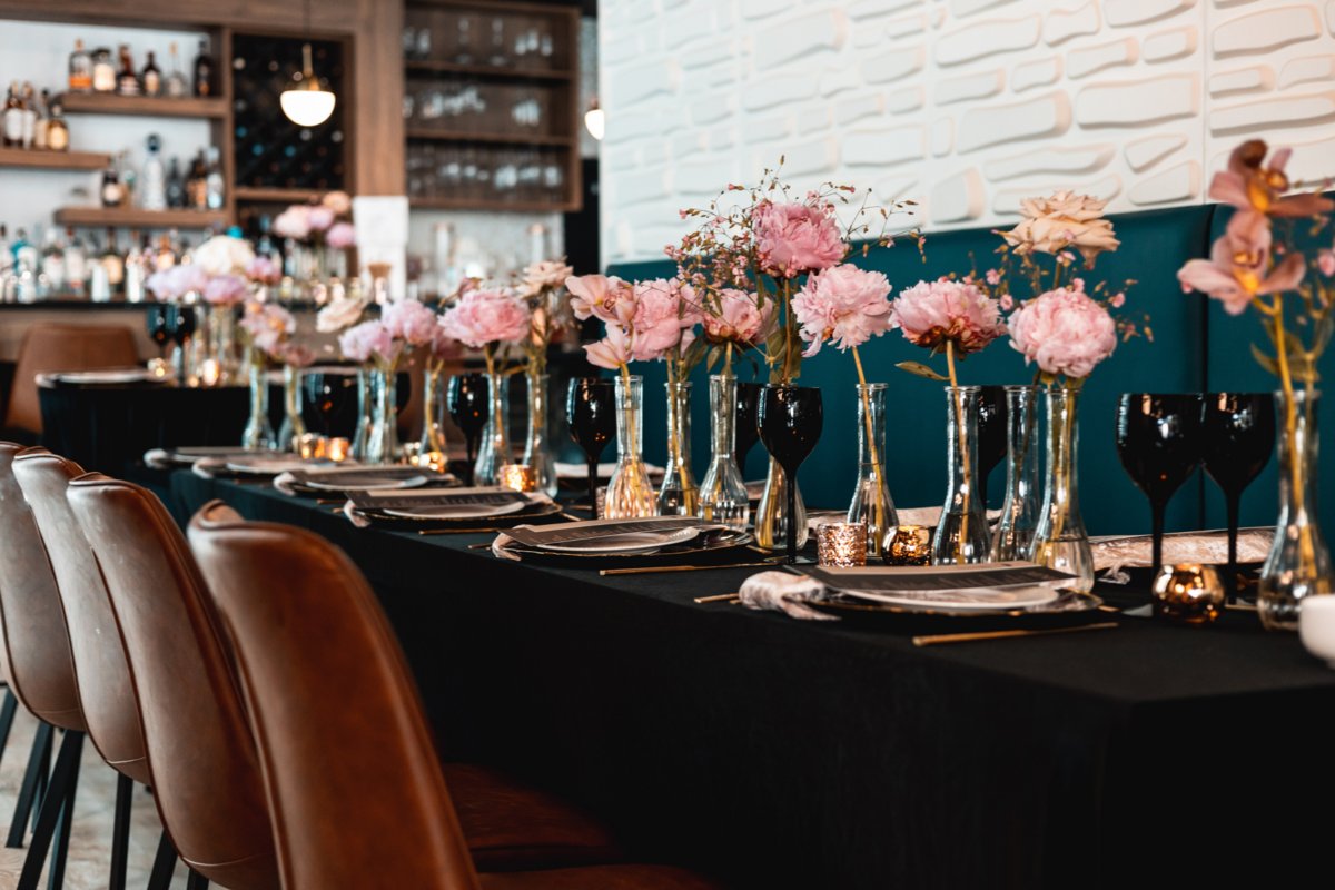 black-gold-chargers-flatware-pink-flowers