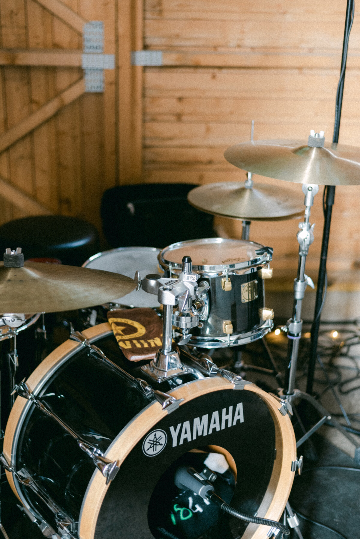 A drumset photographed by wedding photographer Hannika Gabrielsson.