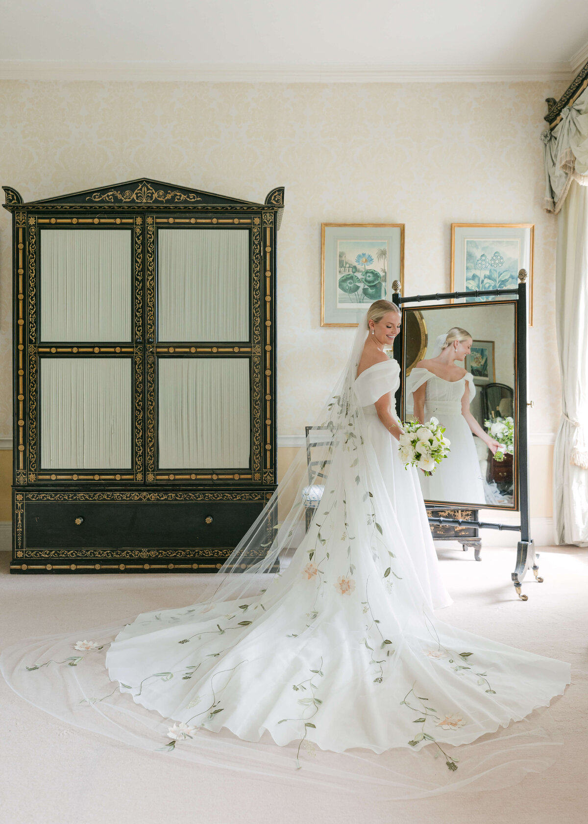 chloe-winstanley-weddings-cotswolds-cornwell-manor-monique-lhuillier-toni-federici-floral-veil