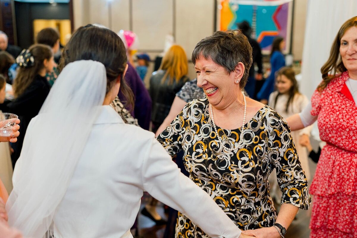 Eliana-Melmed-Photography-Chicago-LosAngeles-Jewish-WeddingPhotographer-CarmiKalman-WomensDancing-00085