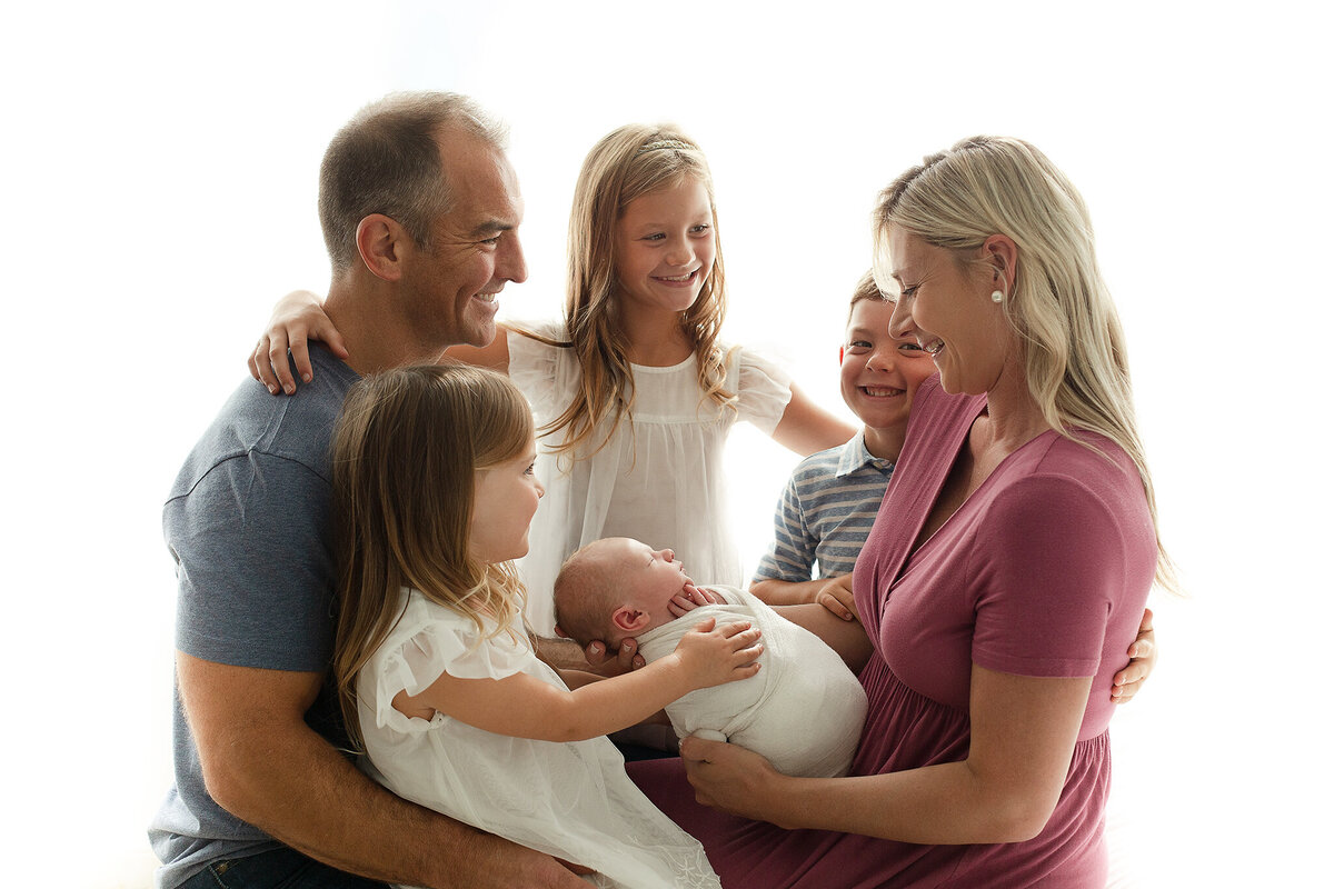 columbus-ohio-family-with-newborn-baby-brother-amanda-estep-baby-photographer