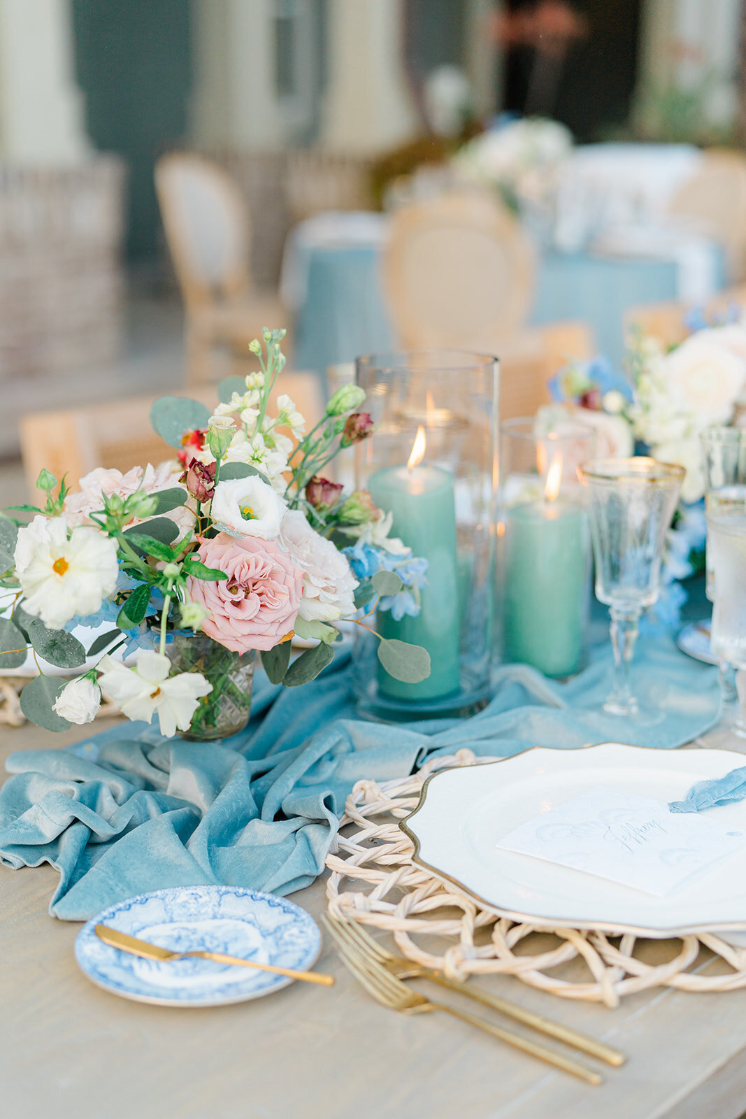 Sea Pines fall wedding. Hues of blue, white, and pink at outdoor open air wedding reception. Charleston destination wedding.