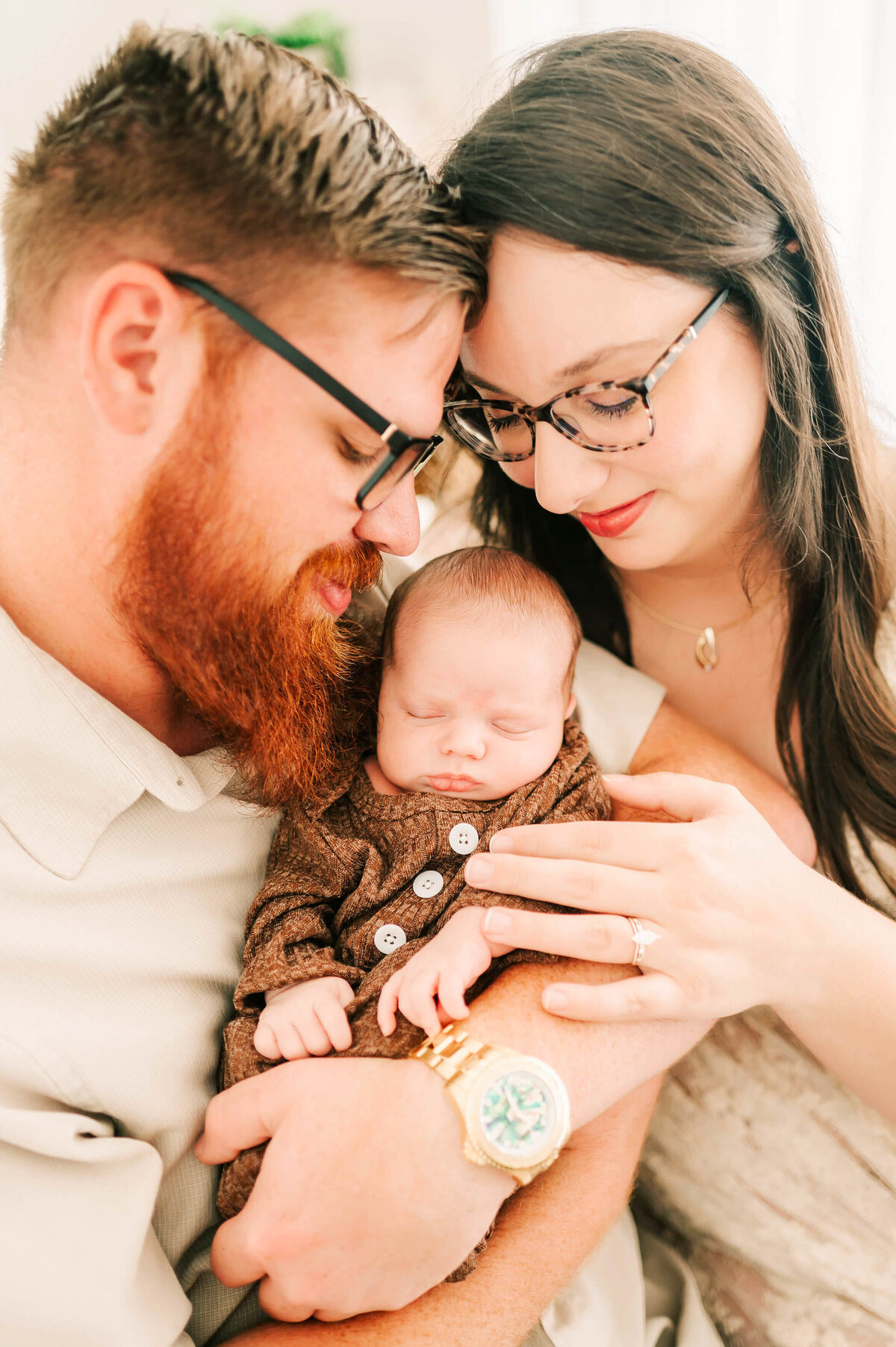 parents cuddling sleeping baby captured by Springfield MO newborn photographer Jessica Kennedy of The XO Photography