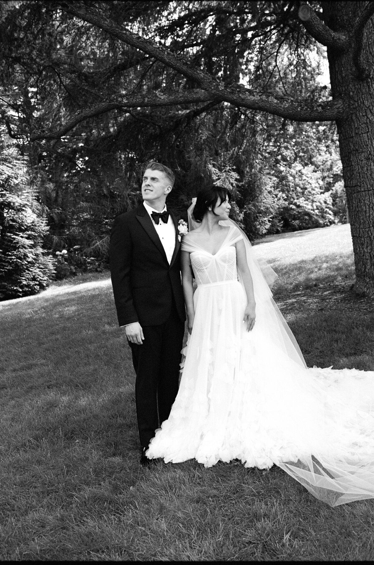 candid wedding shoot outdoors bridal photos couple wedding photog