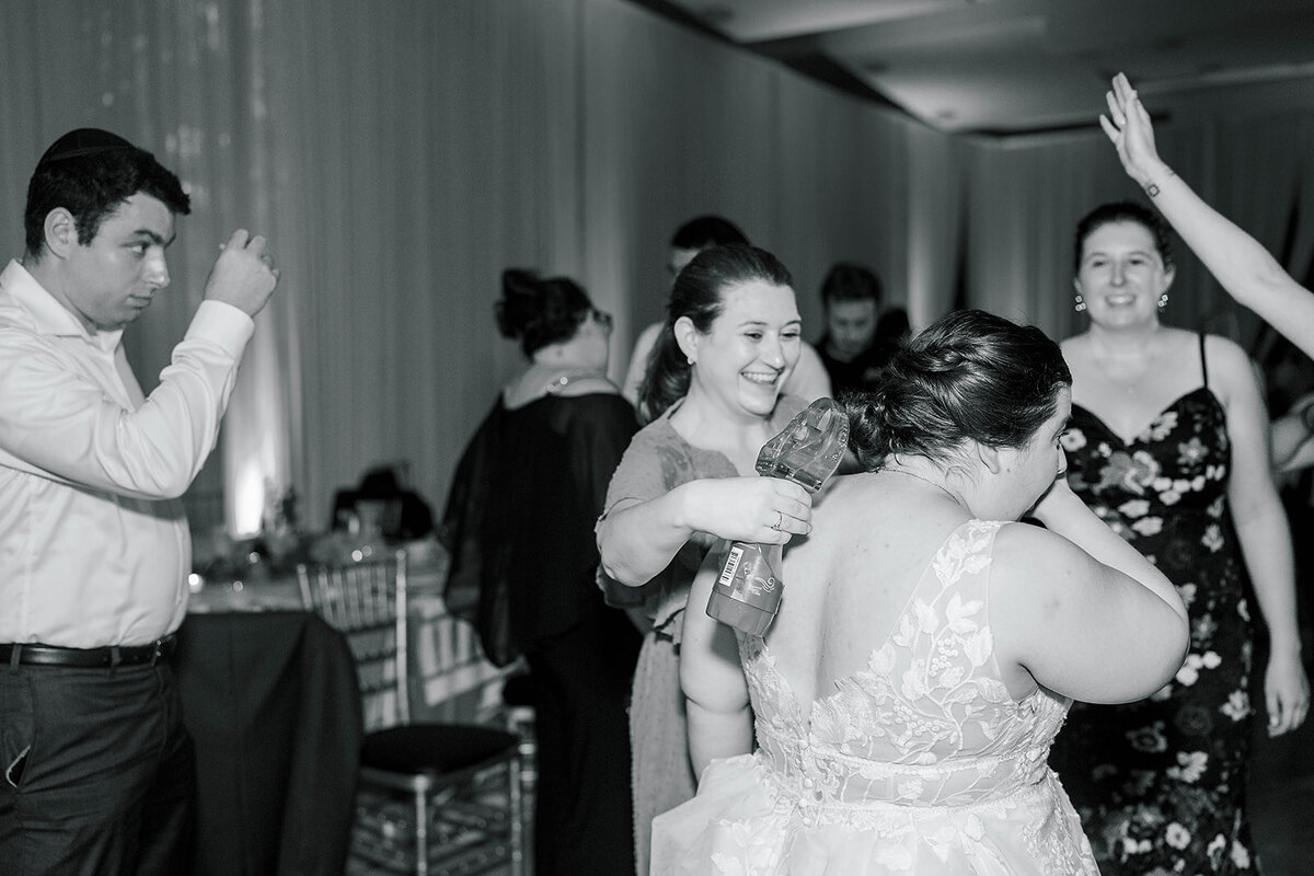 Eliana-Melmed-Photography-Chicago-LosAngeles-Jewish-WeddingPhotography-ElianaSklar-DanceFloor-00120