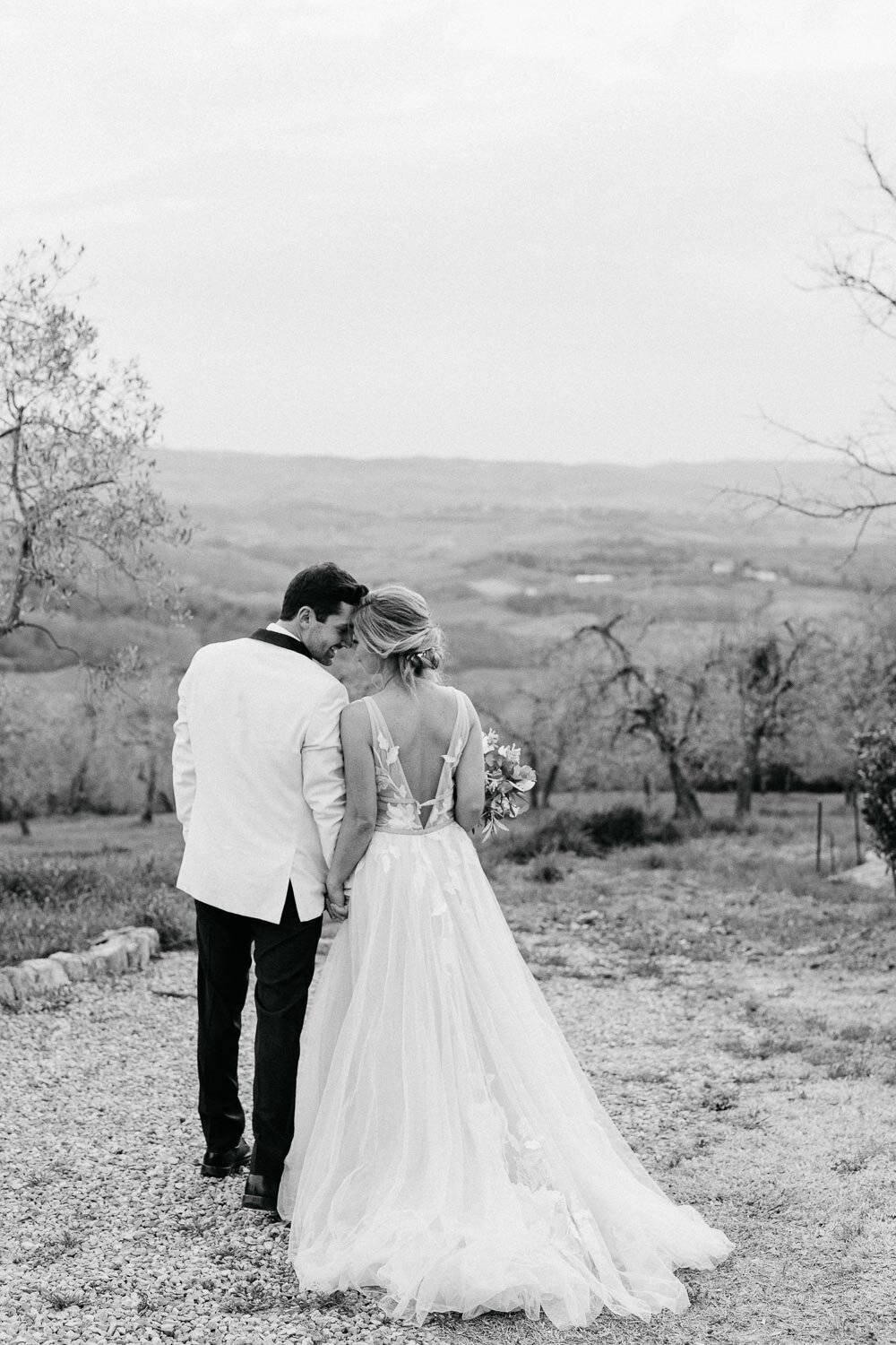 Intimate portrait bride and groom in tuscany