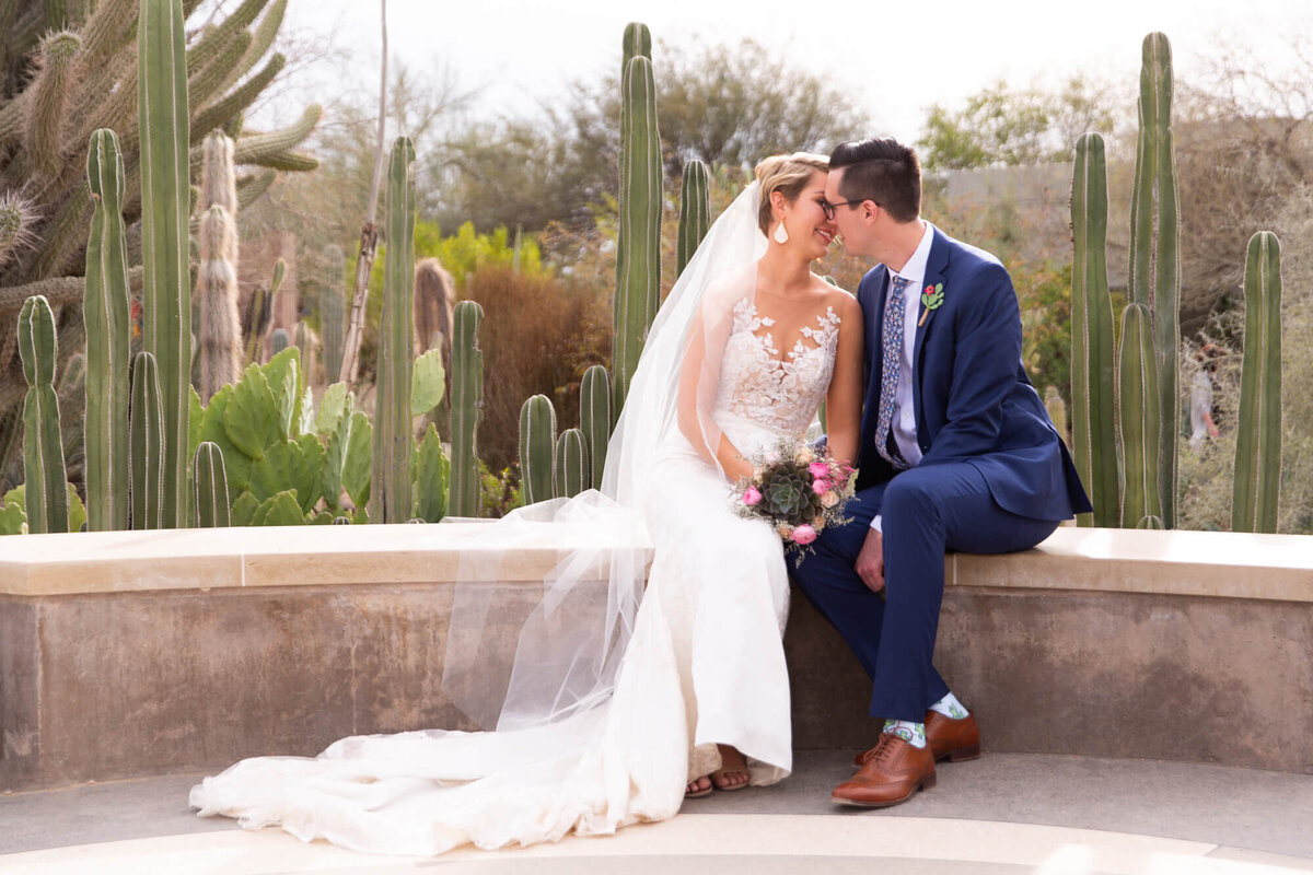 phoenix-scottsdale-arizona-destination-wedding-desert-couple-sitting