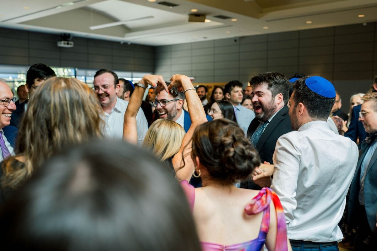 Eliana-Melmed-Photography-Chicago-LosAngeles-Jewish-WeddingPhotography-ShulaNoah-Simcha-Dancing-00152