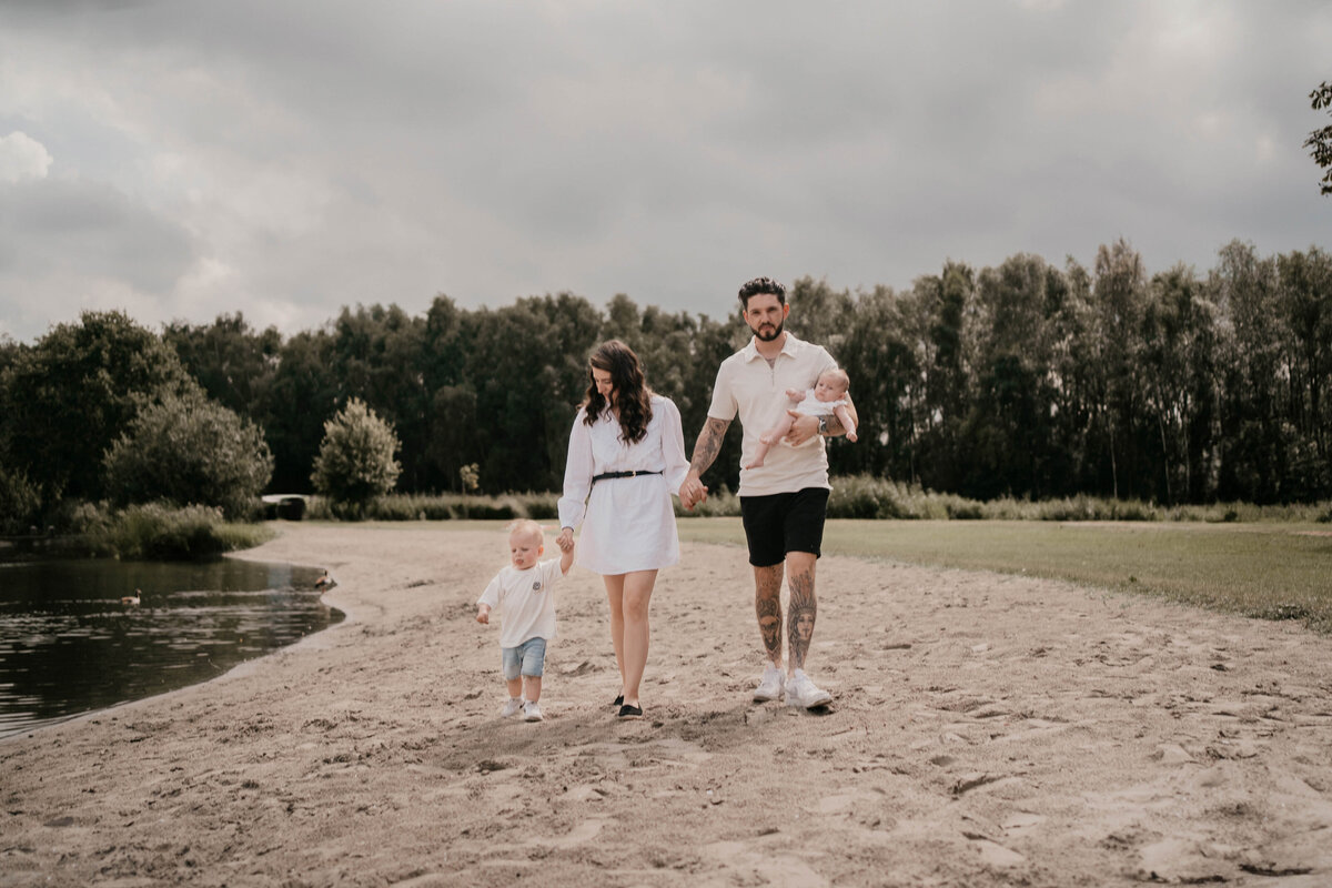 Newbornshoot door Leukfotografie in Amsterdam, Zaandam, Landsmeer, Oostzaan en Purmerend – zachte, liefdevolle babyfoto’s-117