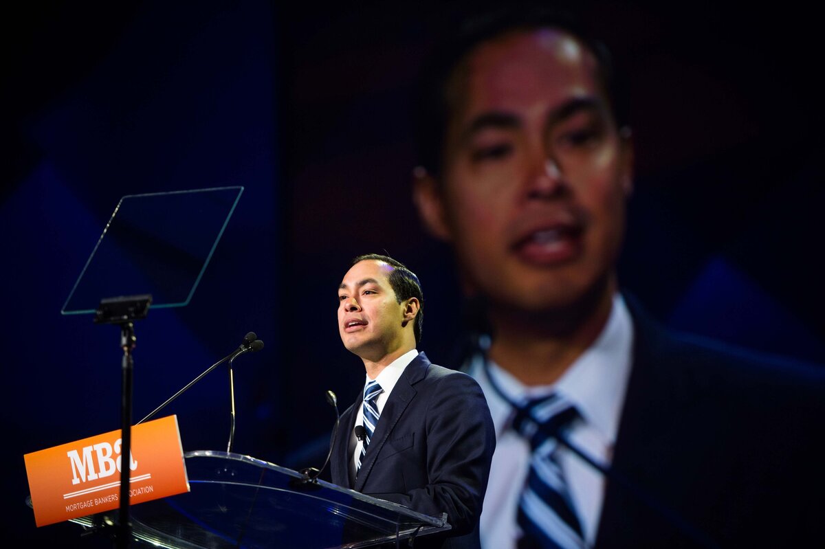 Julian Castro stands at podium onstag