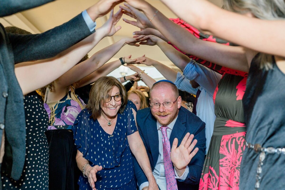 Eliana-Melmed-Photography-Chicago-LosAngeles-Jewish-WeddingPhotography-ShulaNoah-Simcha-Dancing-00023