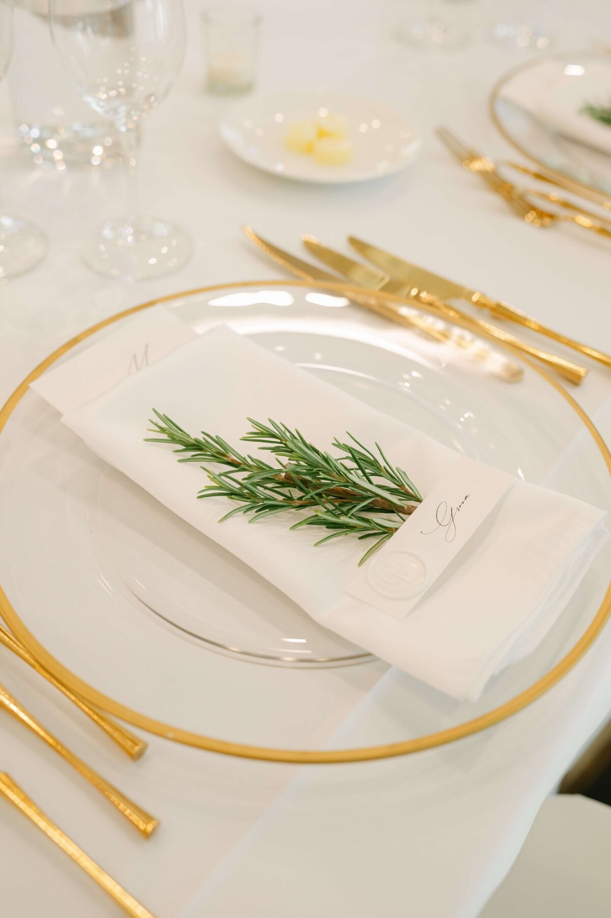 Gold Rimmer Charger Plates with Gold Cutlery