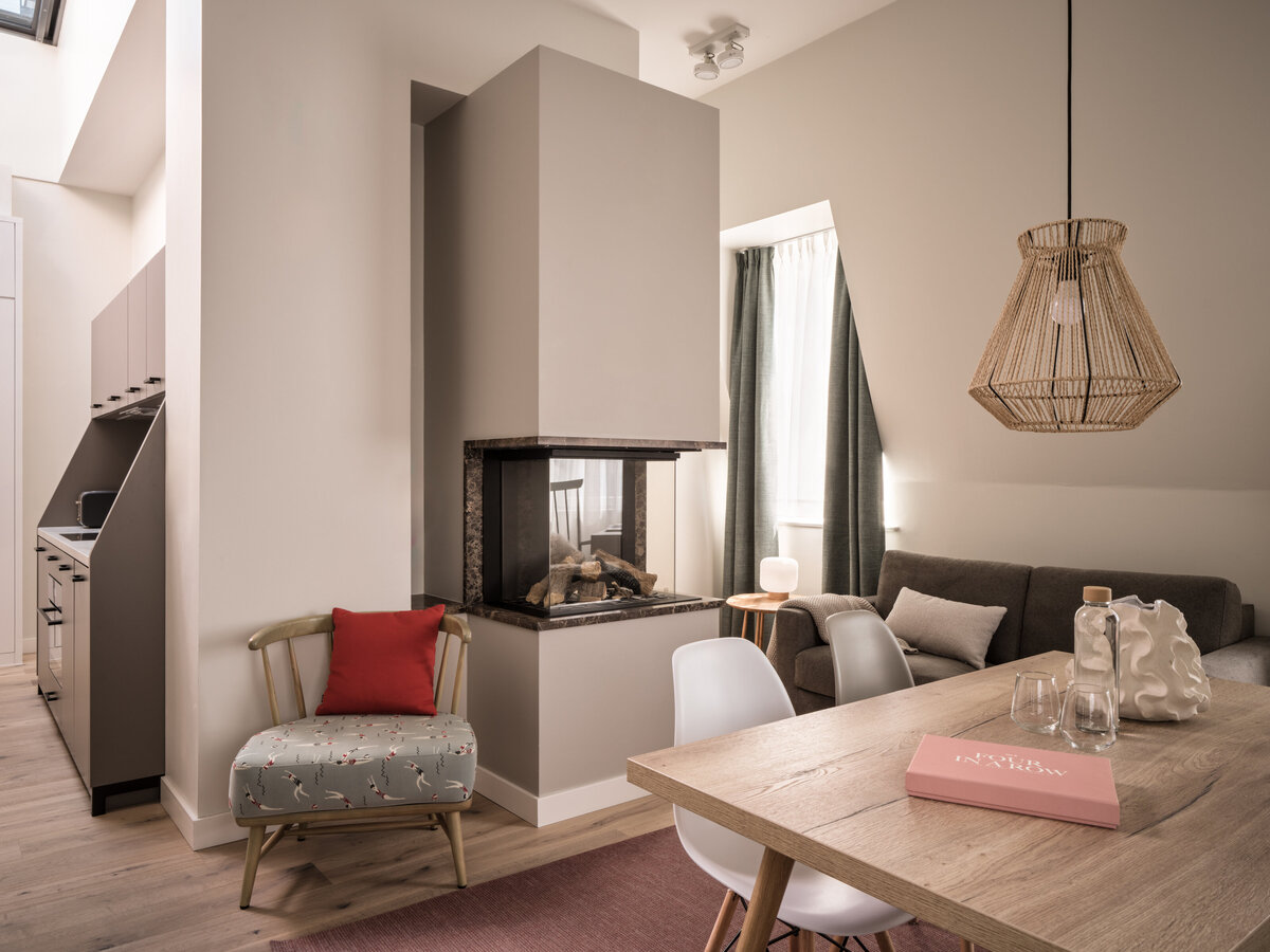 Penthouse-Wohnraum-mit-Esstisch