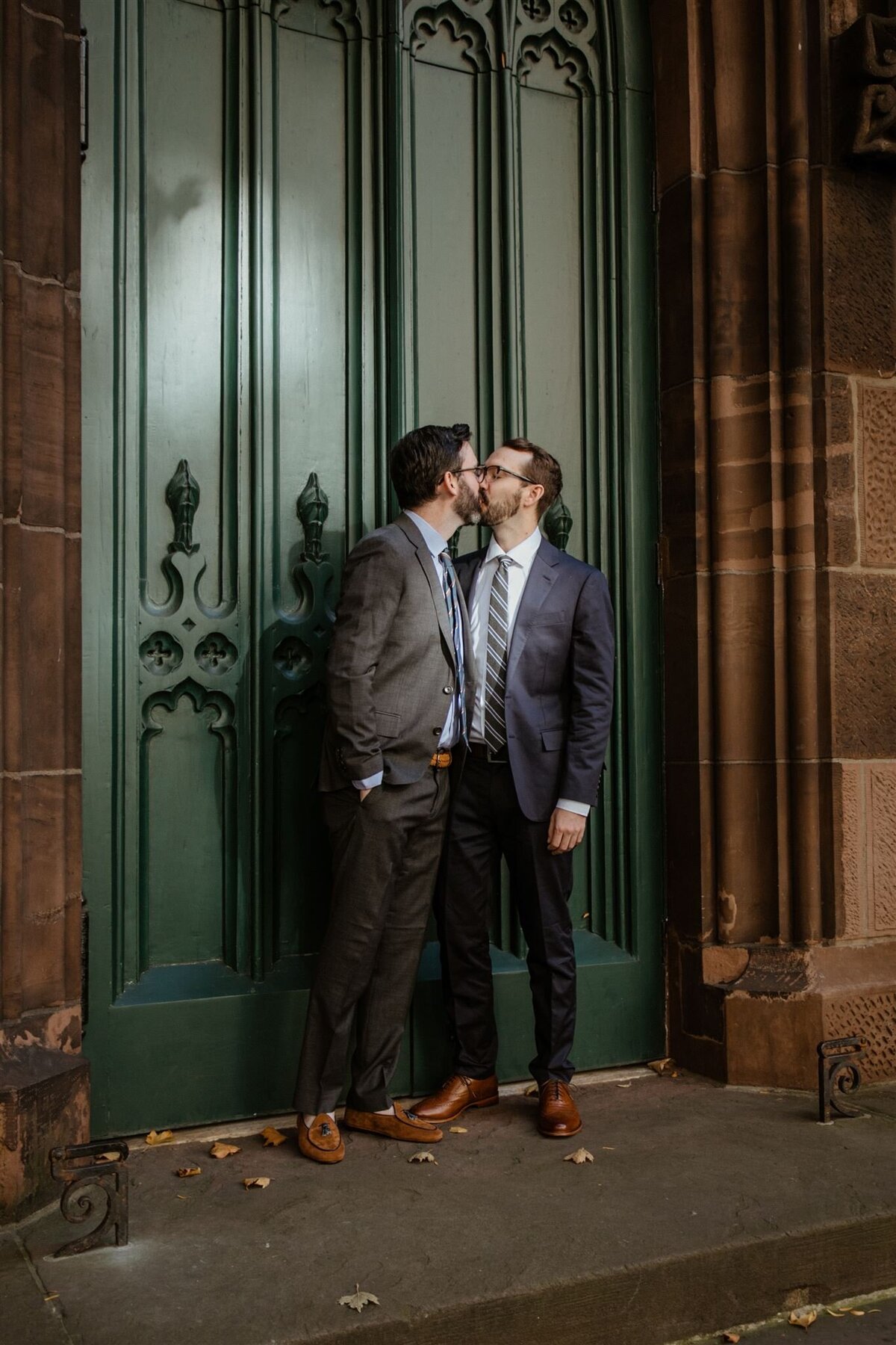 grooms kissing during new york wedding photos