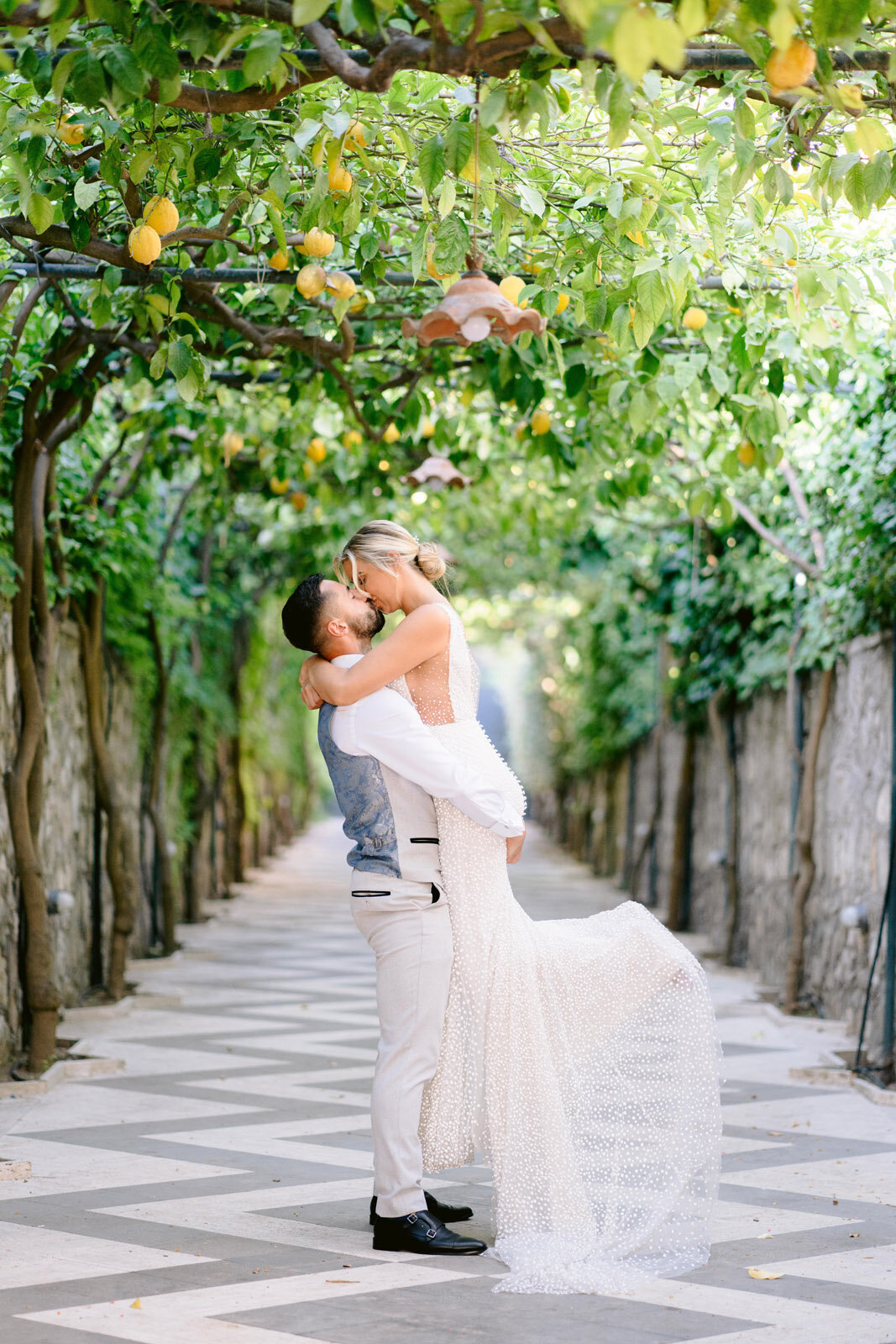 bride and groom kissing in sorrento under the lemons at villa antiche mura