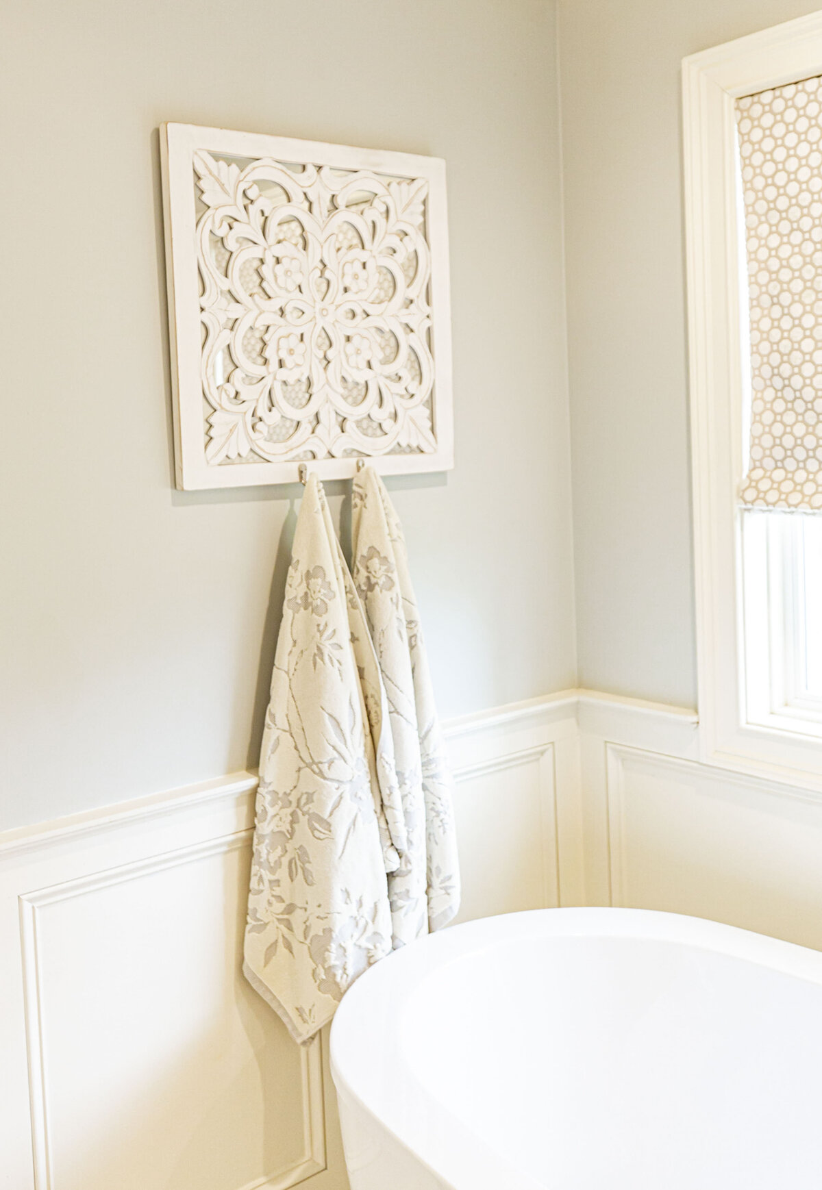 white-bright-airy-master-bath-renovation-moda-designs3