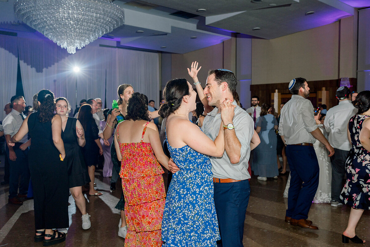 Eliana-Melmed-Photography-Chicago-LosAngeles-Jewish-WeddingPhotography-ElianaSklar-DanceFloor-00299