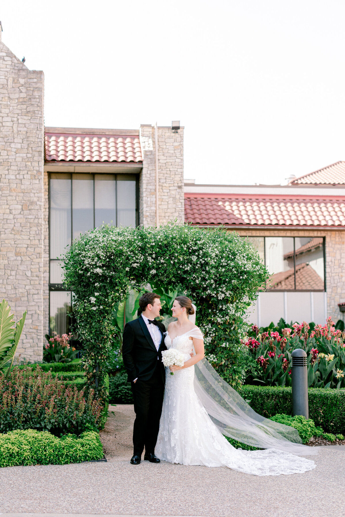 Allie & John Wedding at Royal Oaks Country Club Christ the King Church | Dallas Wedding Photographer | Sami Kathryn Photography-124