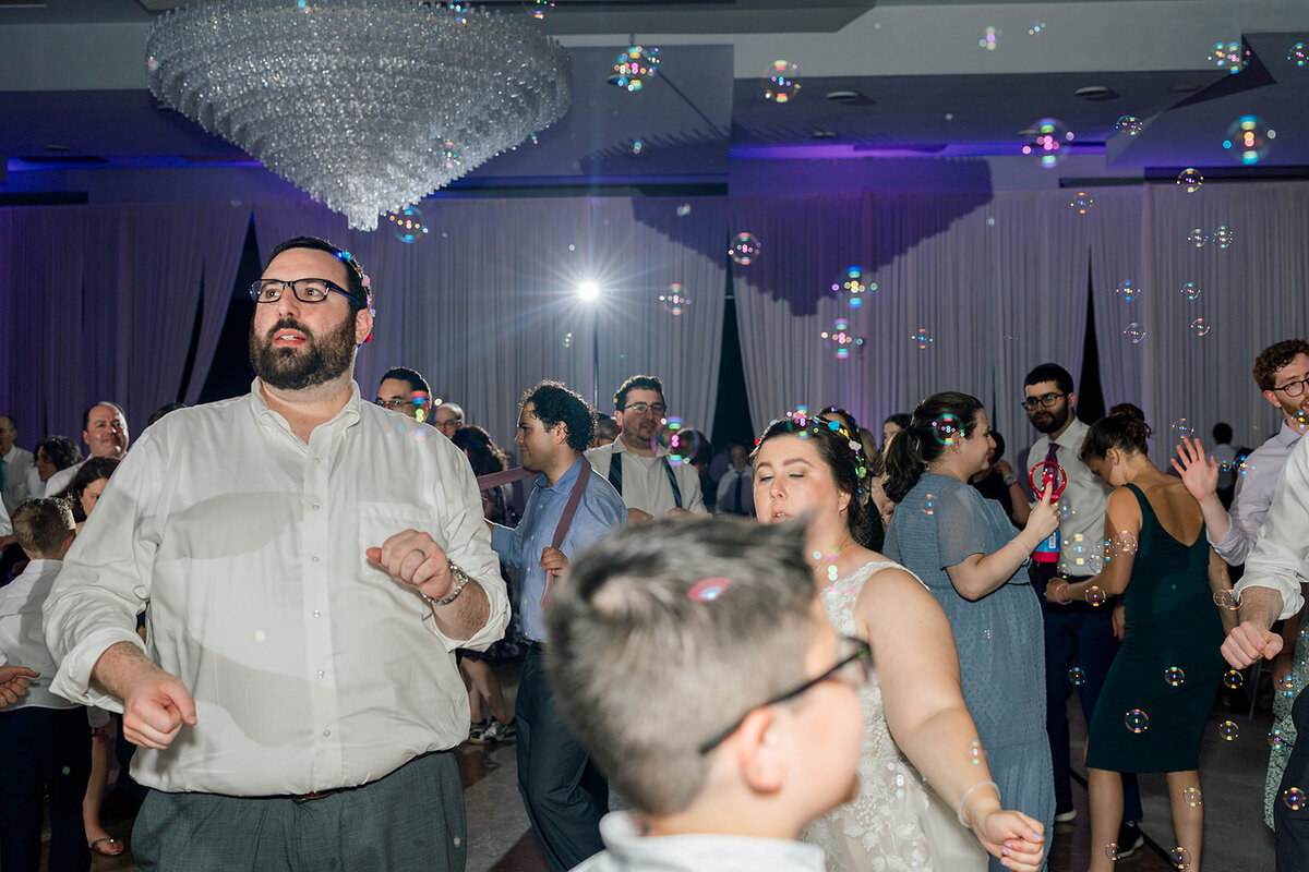 Eliana-Melmed-Photography-Chicago-LosAngeles-Jewish-WeddingPhotography-ElianaSklar-DanceFloor-00312