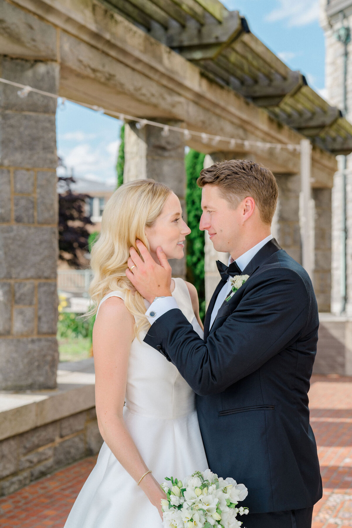 bride-and-groom-portraits-at-branford-house-ct-jen-strunk-events
