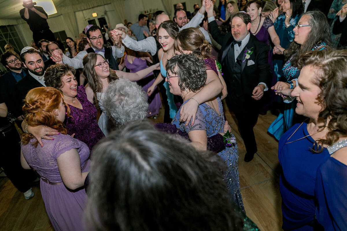 Eliana-Melmed-Photography-Chicago-LosAngeles-Jewish-WeddingPhotography-SimchaDancing-00231