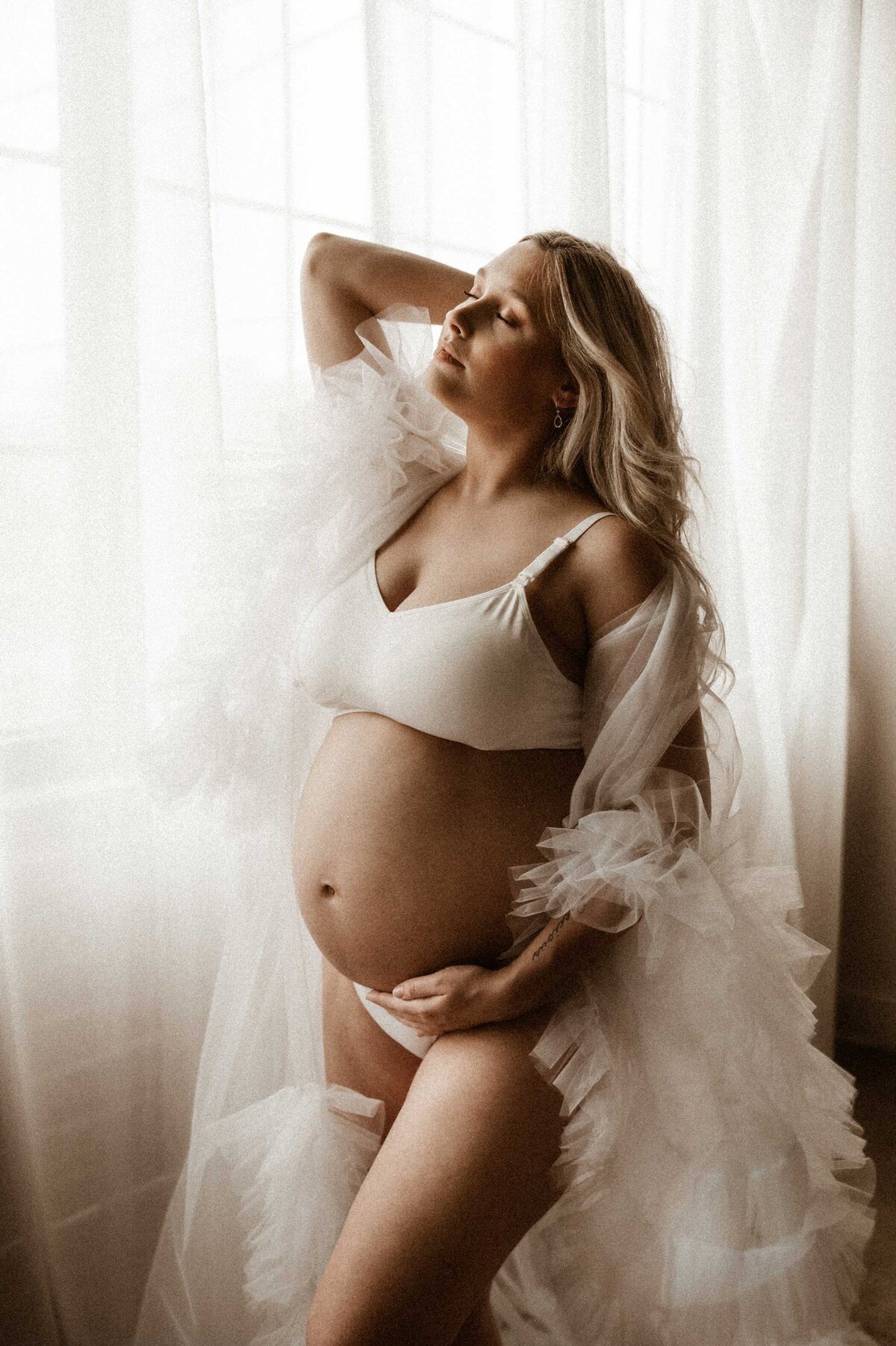 maternity-session-in-tulle-robe-missouri
