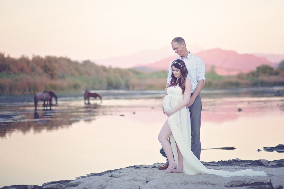 desert maternity session at rio verde river, arizona by plume designs and photography