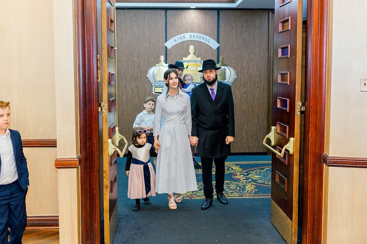 Eliana-Melmed-Photography-Chicago-LosAngeles-Jewish-WeddingPhotographer-CarmiKalman-WomensDancing-00006