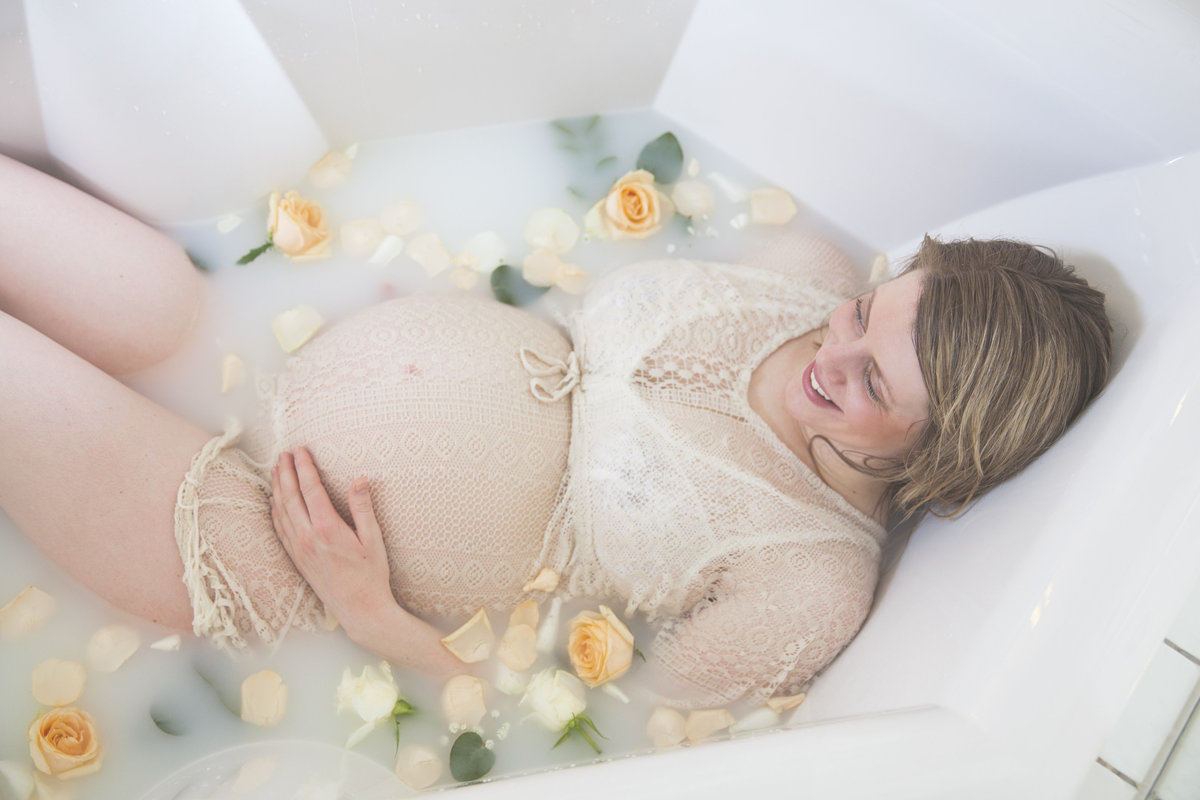 gravid-foto-melkebad-blomster-flott