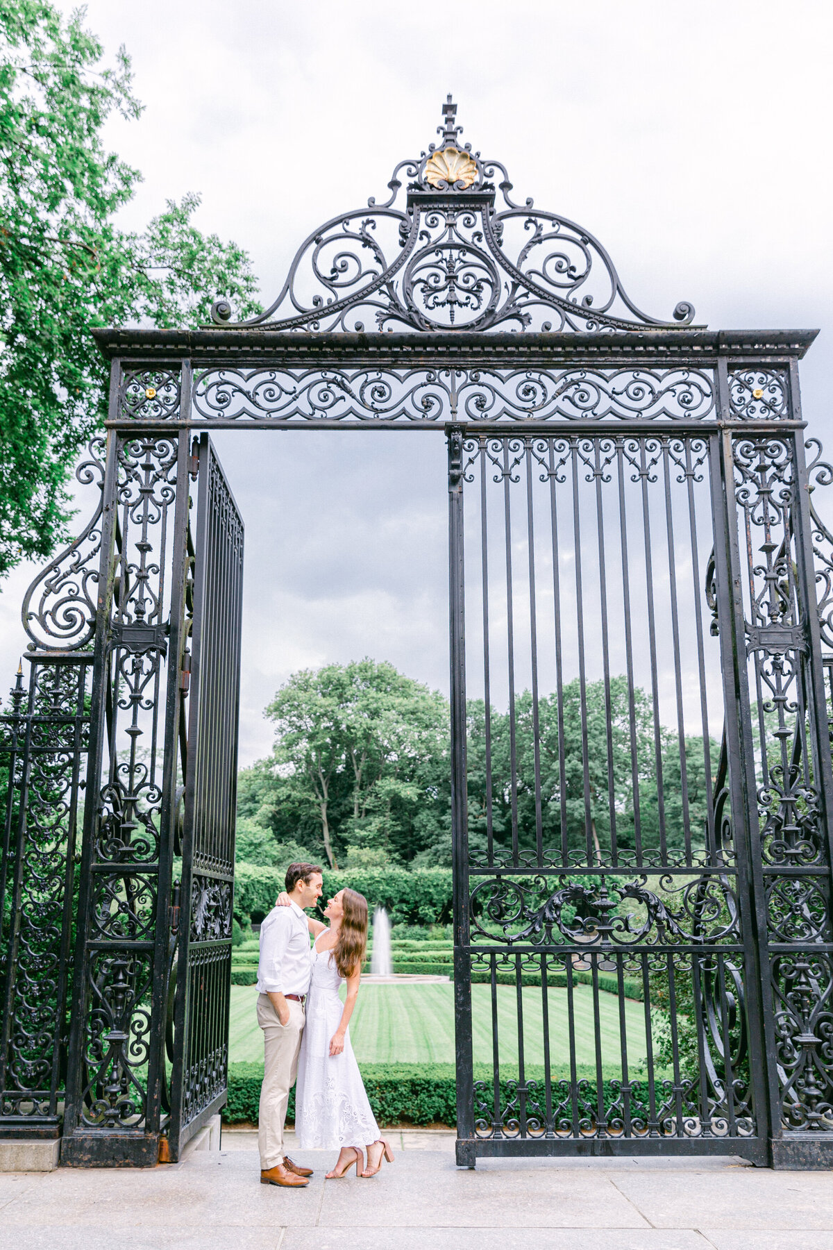 NW_romantic-summer-gardens-nyc-engagement--1